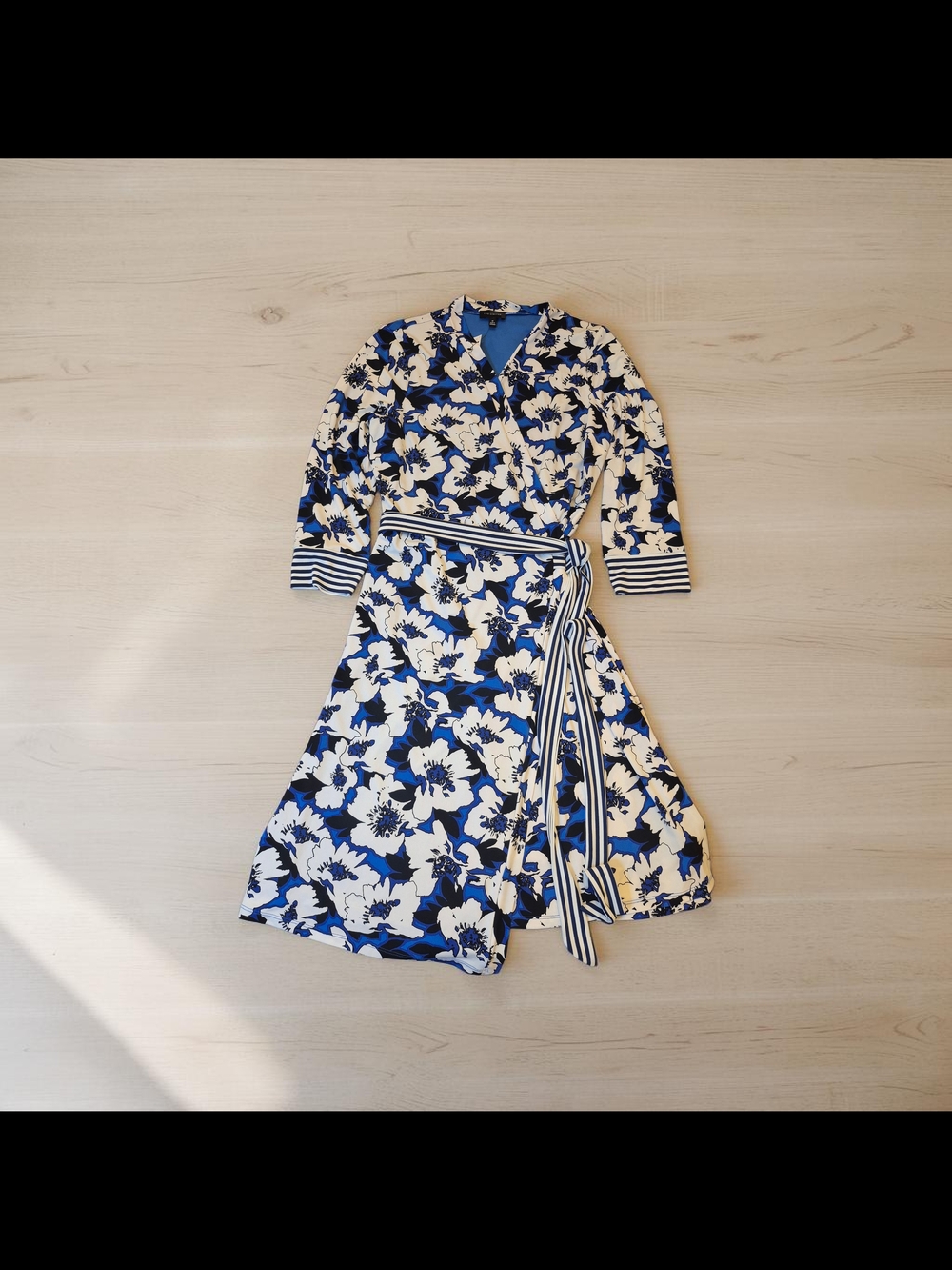 The Limited Blue and White Floral 3/4 Sleeve Wrap Dress Medium - Picture 4 of 9